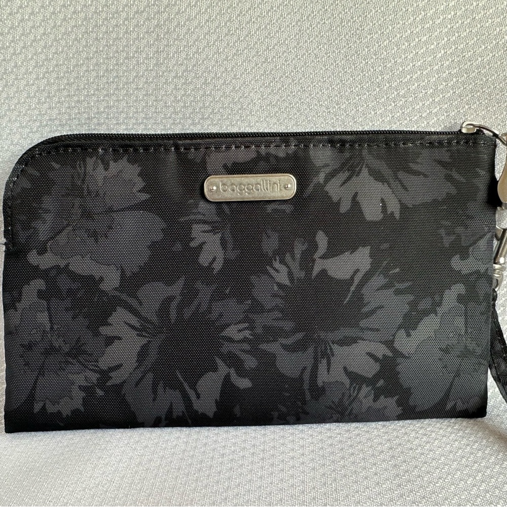 Baggallini Black Onyx Floral Wristlet